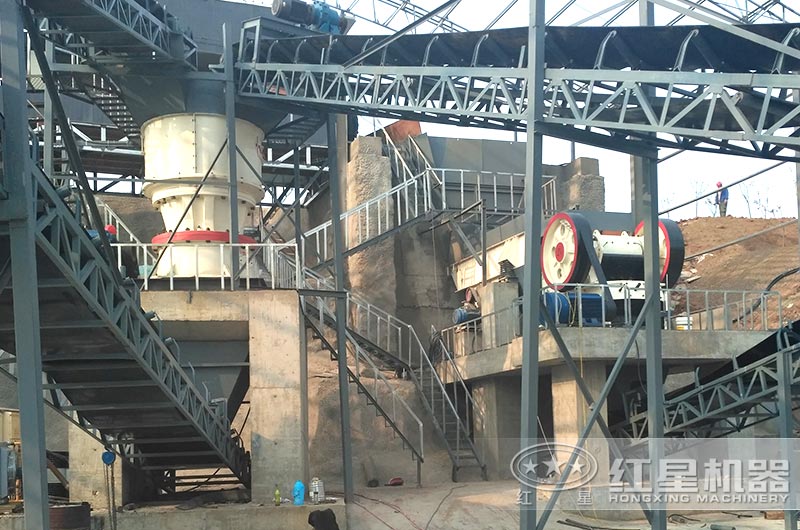 圓錐破碎機作業現場圖 圓錐破碎機作業現場圖