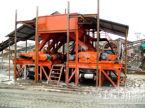 對(duì)輥式破碎機(jī)作業(yè)現(xiàn)場(chǎng)圖 對(duì)輥式破碎機(jī)作業(yè)現(xiàn)場(chǎng)圖