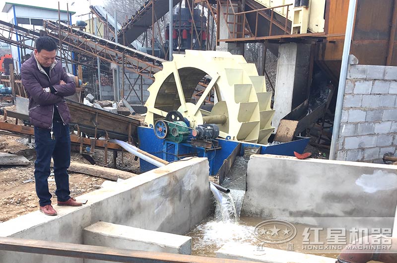 洗砂現(xiàn)場，建設沉淀池